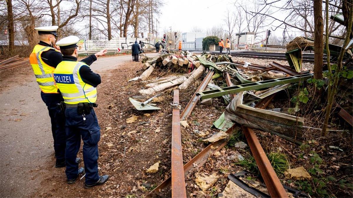 Nach tödlichem ICE-Unfall in Hamburg: Bahnstrecke teilweise freigegeben Die Aufräumarbeiten dauerten am Tag nach dem Unglück an.
