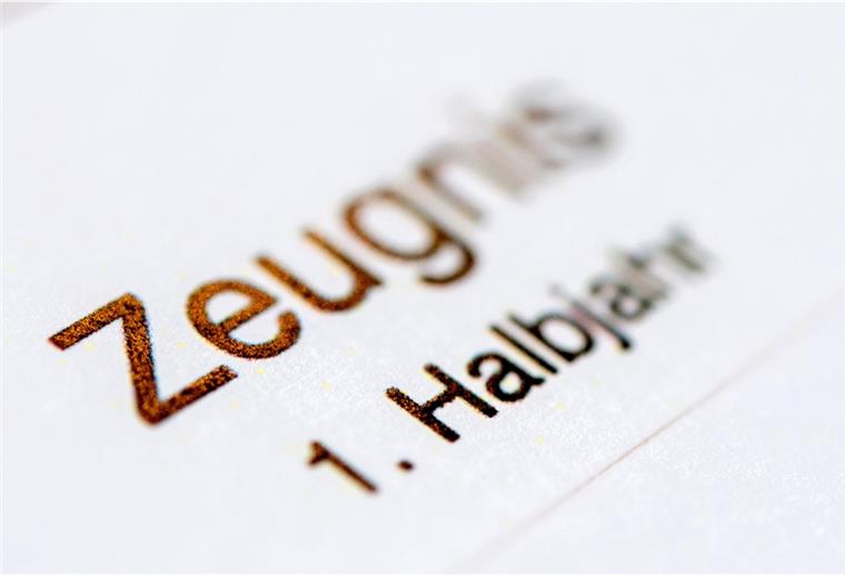 Die Aufschrift „Zeugnis 1. Halbjahr“ steht auf einem Halbjahreszeugnis. Wegen der Corona-Pandemie läuft die Zeugnisvergabe zum Ende des ersten Schulhalbjahres in Niedersachsen in diesen Tagen anders ab als gewohnt.