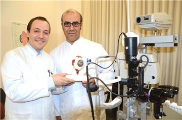 Die Augenärzte Dr. Alper Bilgic (links) und Dr. Ahmed Galal fordern einen Notdienst in Bremerhaven.