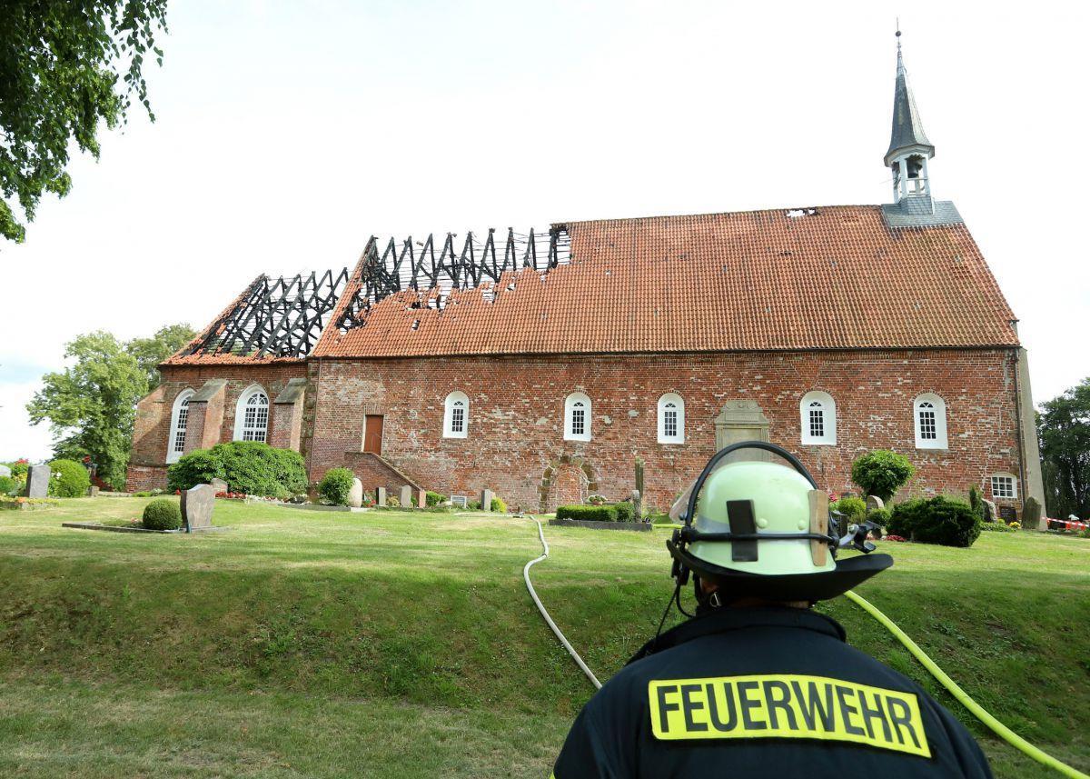 Golzwardener Kirche wird saniert - Polizei sucht 10-Jährigen Die aus dem 13. Jahrhundert stammende Golzwarder Kirche ist bei einem Feuer stark beschädigt worden.