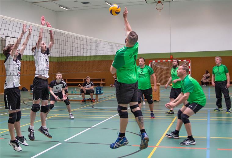Die aus der Bezirksklasse aufgestiegene TSG Burhave (grüne Trikots) freut sich auf die Bezirksligasaison mit Spielen gegen den AT Rodenkirchen und vier weitere Gegner.