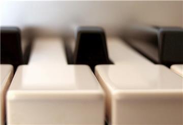 Die aus Nordenham stammende Sängerin Verena Tönjes wird am Klavier begleitet.