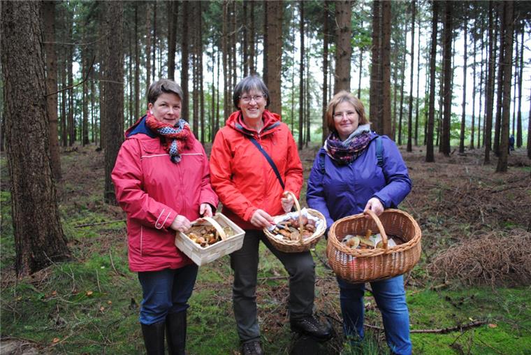 Die Ausbeute von Kathrin Tietjen, Renate Kirsten und Bettina Toppke (v.l.) kann sich sehen lassen.