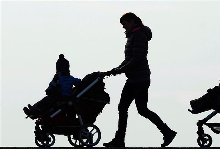 Merz-Regierung ändert Pläne zur Mütterrente! Wann das Geld jetzt ausgezahlt wird Zwei Mütter schieben ihre Kinderwagen eine Landstraße entlang.