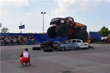 Die Auspuffe knallten, die Luft brannte und die monströsen Fahrzeuge machten alles platt, was vor ihnen lag.