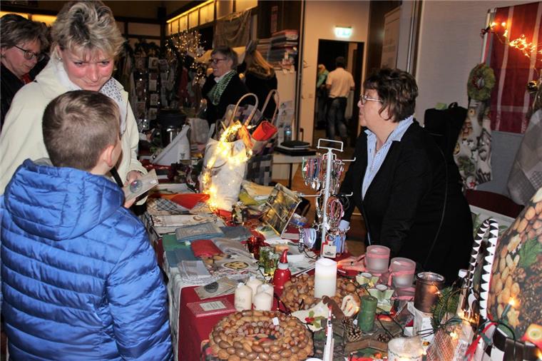 Weihnachtsausstellung lockt Besucher nach Rodenkirchen Die Ausstellungstische waren stets voll gefüllt. Die Auswahl war für die Besucher riesig.