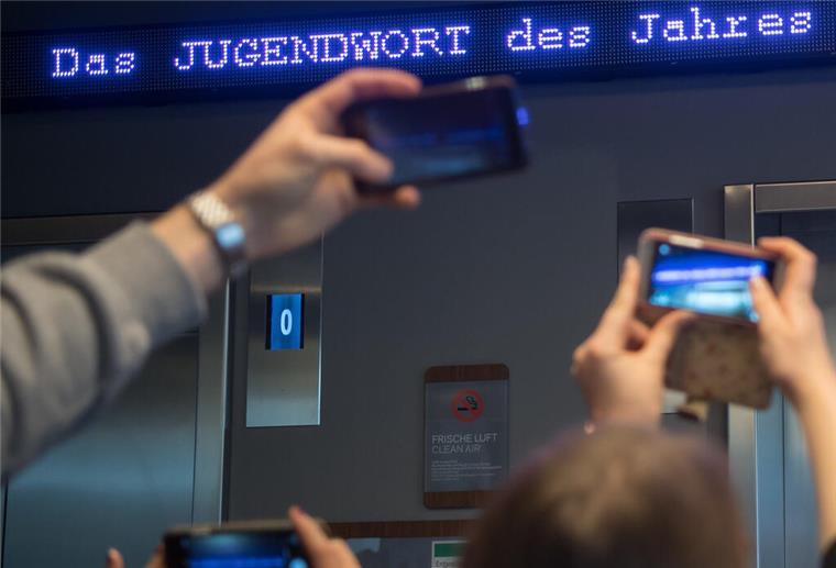 „Jugendwort des Jahres“ - diese zehn Begriffe stehen zur Wahl ARCHIV - 18.11.2016, Bayern, München: Auf einem Laufband erscheint «Jugendwort des Jahres» über den digitalen Newsticker eines Hotel. Der Langenscheidt-Verlag hat die zur Wahl stehenden Begriffe für das «Jugendwort 2023» bekanntgegeben. (zu dpa: «Auswahl für «Jugendwort des Jahres» steht fest») Foto: Peter Kneffel/dpa +++ dpa-Bildfunk +++