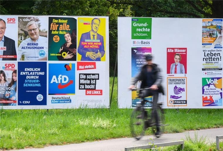 Vor dem 9. Oktober: Cuxland noch nicht im Wahlfieber Ein Radfahrer vor zahlreichen Wahlplakaten.