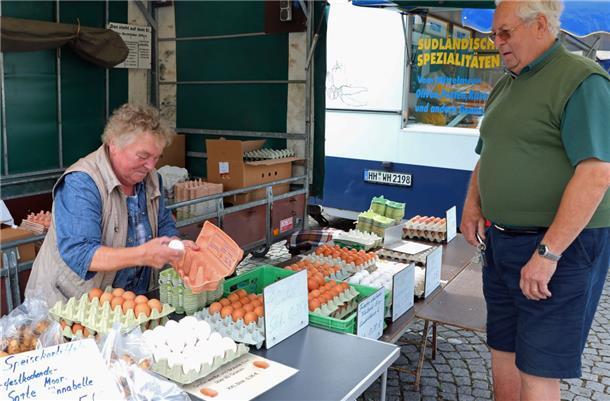 Die Auswirkungen des Eier-Skandals sind mittlerweile auch in Zeven auf dem Wochenmarkt zu spüren. Die Kunden sind sehr viel skeptischer beim Thema Eier geworden und fragen genau nach, woher die Ware kommt.
