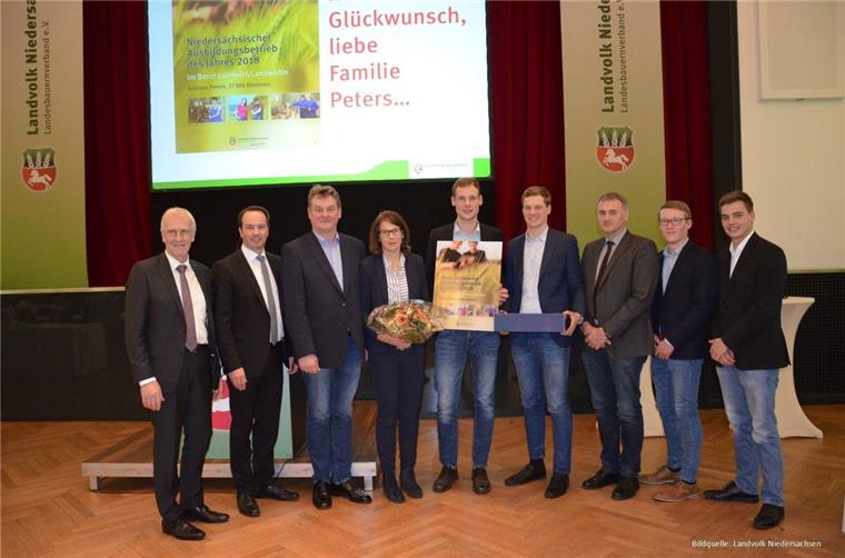 Hof im Kreis Rotenburg ist Ausbildungsbetrieb des Jahres Die Auszeichnung zum „Ausbildungsbetrieb des Jahres 2018“ mit (von links) Albert Schulte to Brinke (Präsident Landvolk Niedersachsen), Jörn Ehlers (Vizepräsident Landvolk Niedersachsen) und Familie Peters.