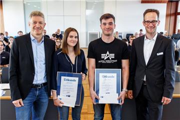 Die Auszubildenden Leah Beckedorf und Adrian Schmeyer (Mitte) wurden von der IHK ausgezeichnet. 