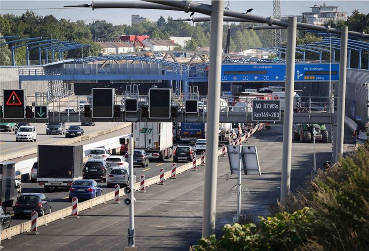 Verkehrschaos droht: A7 bei Hamburg ab Freitagabend voll gesperrt Die Autobahn A7 im Nordwesten Hamburgs wird am kommenden Wochenende zwischen der Anschlussstelle Hamburg-Volkspark und dem Dreieck Nordwest voll gesperrt.