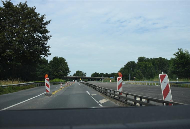 Sanierung der Bremerhavener Moorbrücke nähert sich dem Ende Die Autobahnanschlussstelle Bremerhaven Süd ist seit Monaten gesperrt. Die neue Fahrbahndecke auf der Ostseite liegt. Es feheln aber noch die Markierugen.