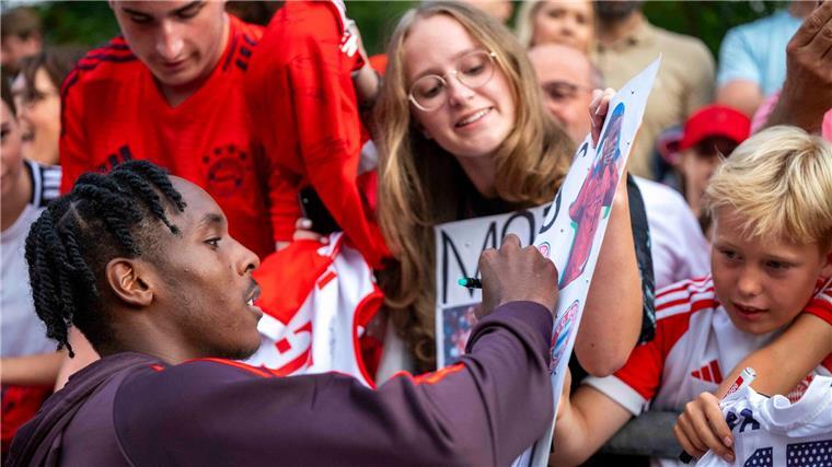 Zufriedener Kompany freut sich auf Rückkehr von Bayern-Stars Die Autogramme der Bayern-Stars waren gefragt.