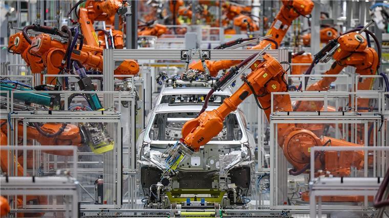 Autoindustrie fährt Investitionen in Roboter deutlich zurück Die Autoindustrie hat deutlich weniger Industrieroboter aufgestellt. (Archivbild)