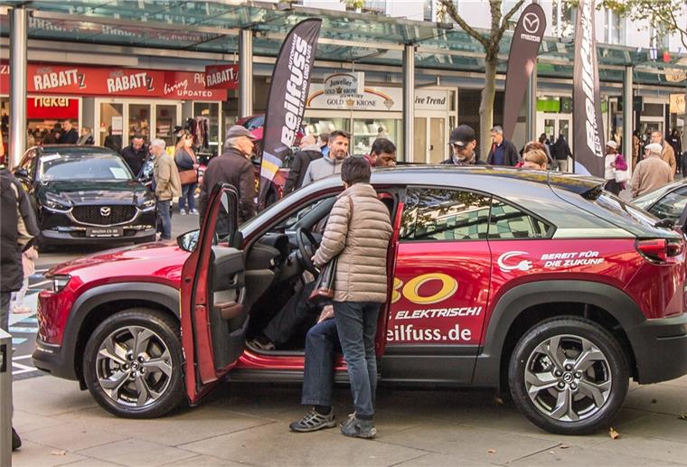 Bremerhaven: Automeile belebt die City Auto in der Innenstadt, Tür geöffnet