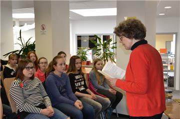Die Autorin Renate Ahrens hat nicht nur einzelne Passagen aus ihrem Buch vorgelesen, sondern die Sechstklässler des St.-Viti-Gymnasiums auch gefragt, wie sie die Geschichte fortführen würden.