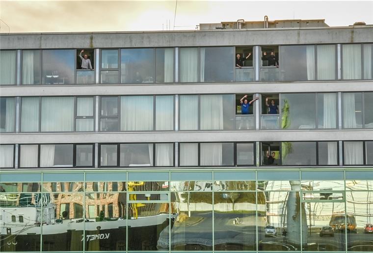 „Polarstern“-Fahrer sagen tschüss Die AWI-Polarfahrer winken aus einem Hotel im Fischereihafen. Sie sind sicherheitshalber noch in Quarantäne. Morgen soll ihre Reise losgehen.
