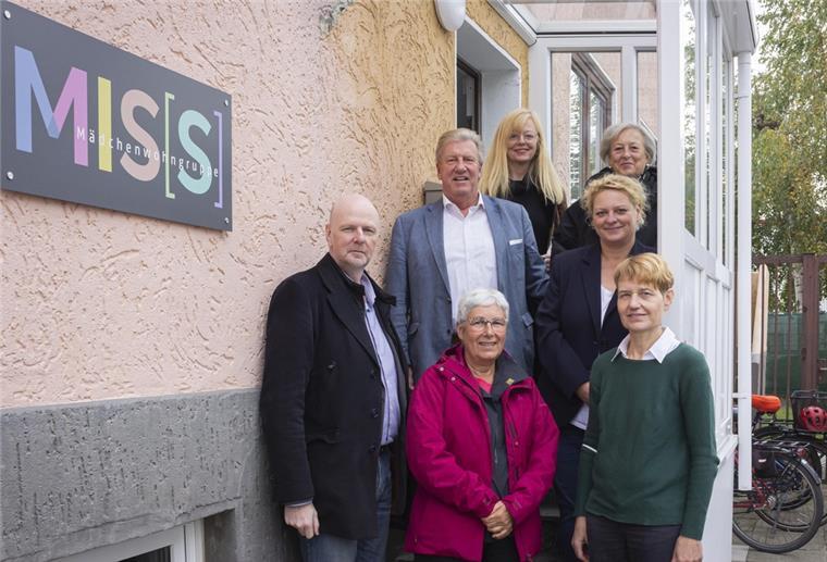 Erste Mädchenwohngruppe in Bremerhaven eingeweiht Beteiligte der AWO Bremerhaven und des Amts für Jugend, Familie und Frauen stehen vor dem Haus der Mädchenwohngruppe in der Wiesenstraße in Bremerhaven.