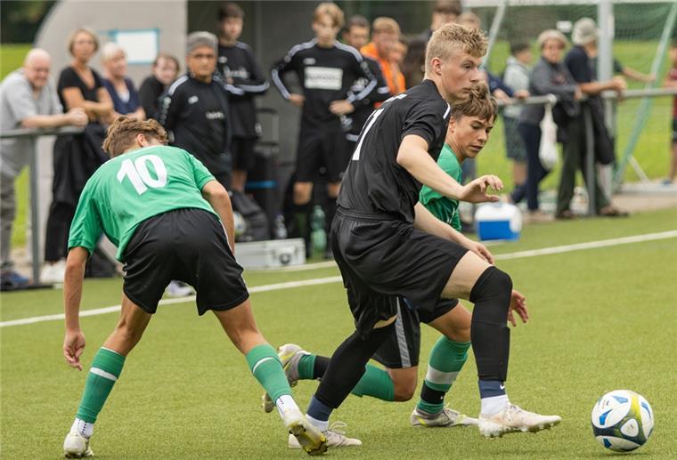 B-Jugendteams aus Nordenham und Brake enttäuschen Die B-Junioren der JSG 1. FC Nordenham/TSV Abbehausen mit Marvin Höpken (schwarzes Trikot) erwischten einen schwachen Tag.