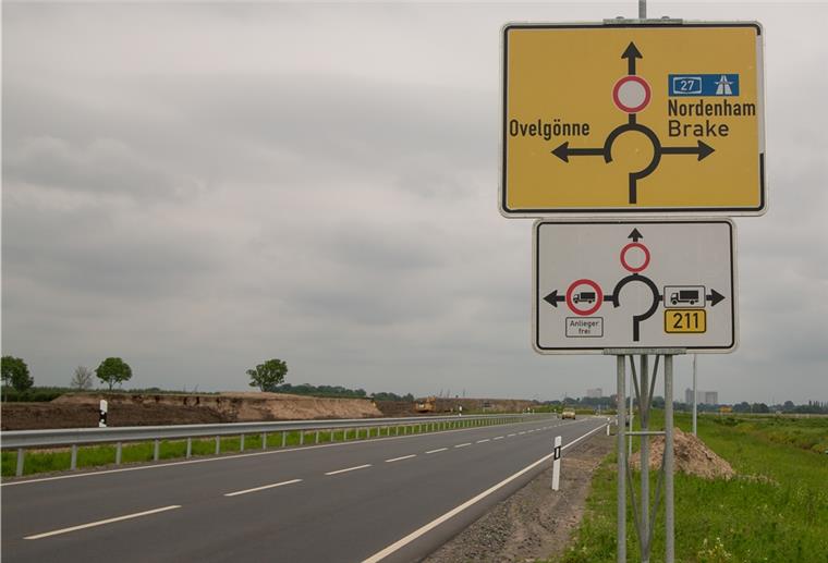 Weitere Sperrung der B211neu: Alles halb so wild Die B211 neu ist fertig, doch die Baustellen- und Umleitungsschilder stehen noch. Der Grund hierfür: Die Schilder werden in zwei Wochen ein letztes Mal benötigt. Dann werden an der Kreuzung B212/Weserstraße/B211 neu die endgültigen Ampeln aufgestellt und die B211 neu zwischen B212 und Logemannsdeich letztmalig für ein paar Tage gesperrt.