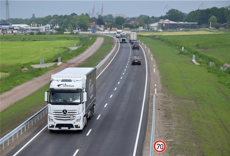 Keine freie Fahrt auf neuer B 211 Die B211 neu ist zwar eingeweiht worden, aber noch nicht ganz fertig.