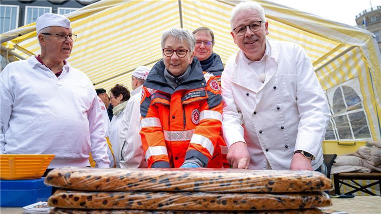 Bremen läutet Klaben-Saison ein Die Bäckerinnung in Bremen hat 100 Meter Klaben für den guten Zweck gebacken.
