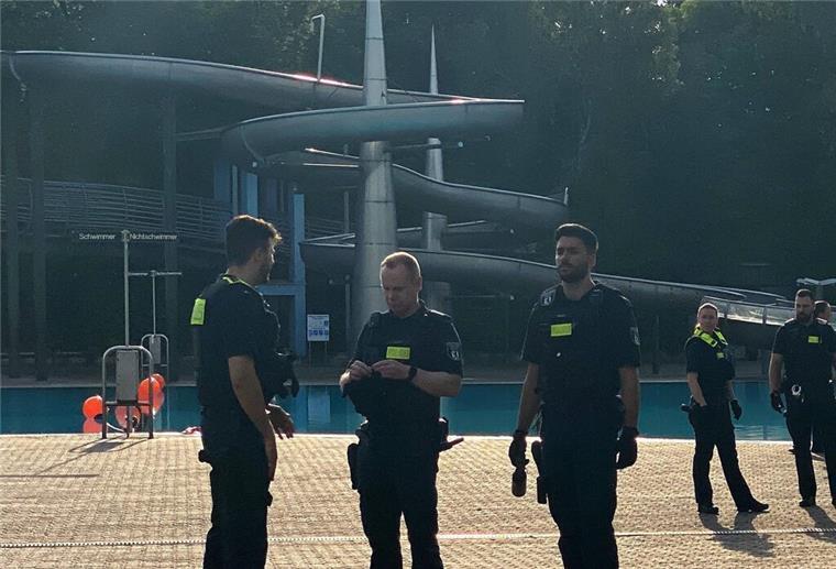  Polizisten stehen nach der Räumung im Sommerbad Neukölln am Columbiadamm. 