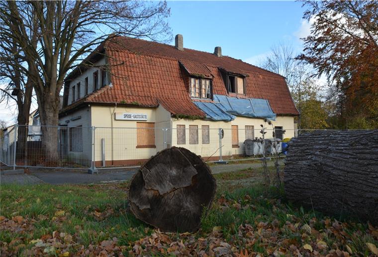 Die Frist für die Alte Waage in Geestenseth läuft Die Bäume an der Alten Waage in Geestenseth sind zwar 2019 gefällt worden und liegen noch auf dem Grundstück, mehr ist dort aber seitdem nicht mehr passiert. Sehr zum Unmut der Geestensether.