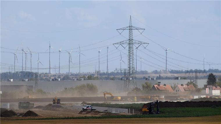 Intel legt Baupläne für Chipfabrik in Magdeburg auf Eis Die Bagger sind auf dem Intel-Gelände in Magdeburg bereits aktiv gewesen. (Archivbild)
