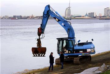 Damit nicht mit dem Bagger vollendete Tatsachen geschaffen werden, fordern die Naturschützer vom BUND einen sofortigen Baustopp für den Offshore-Terminal Bremerhaven. Den wollen sie mit dem Eilverfahren vor dem Verwaltungsgericht erzwingen.