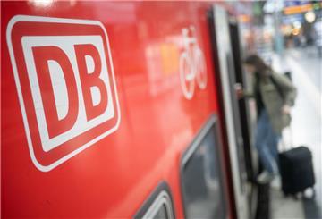 Eine Frau steigt am Hauptbahnhof in einen Regionalexpress ein.