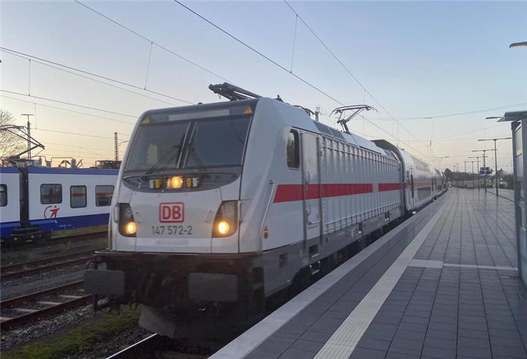 Höhere Preise, weniger Angebot: Bahn will IC-Verbindungen streichen Ein Intercity passiert den Bahnhof Bremerhaven-Wulsdorf.