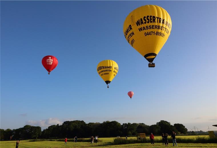 Ballonfahrertreffen: Eine gemütliche Fahrt durch die Lüfte Die Ballone heben in Abbehausen ab.