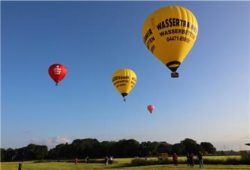 Die Ballone heben in Abbehausen ab.