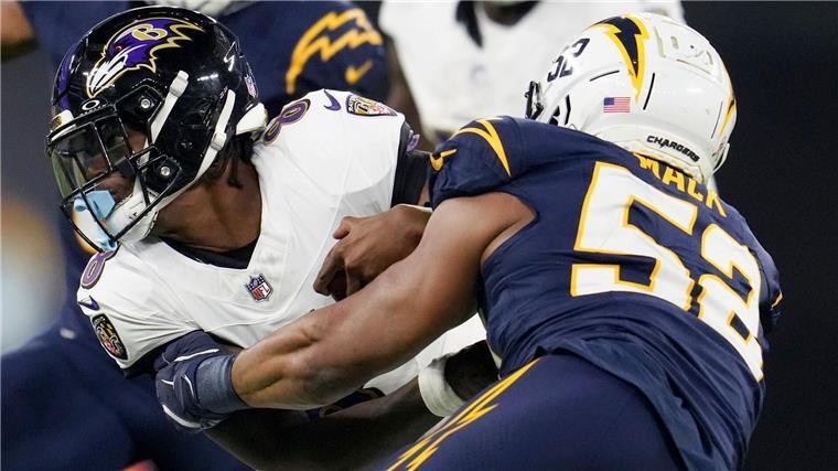 Baltimore Ravens siegen im Bruder-Trainer-Duell in NFL Die Baltimore Ravens um Quarterback Lamar Jackson (l) können nach einem Sieg in Los Angeles mit den Playoffs planen.