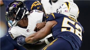 Die Baltimore Ravens um Quarterback Lamar Jackson (l) können nach einem Sieg in Los Angeles mit den Playoffs planen.