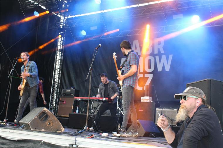 Die Band Abramowicz aus Hamburg rockte am Sonnabend die Bühne beim Oakfield in Elsdorf. Sie kennen das Festival bereits aus dem vergangenen Jahr. Kurz nach Mitternacht trat Turbostart als Headliner auf.