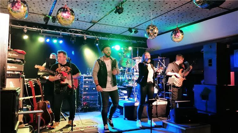 60 Jahre Roes: So wurde in Lintig gefeiert Eine Band steht auf der Bühne im Gasthof Roes.