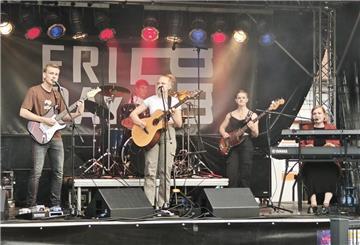 Die Band friday5pm spielt beim Musikerflohmarkt.