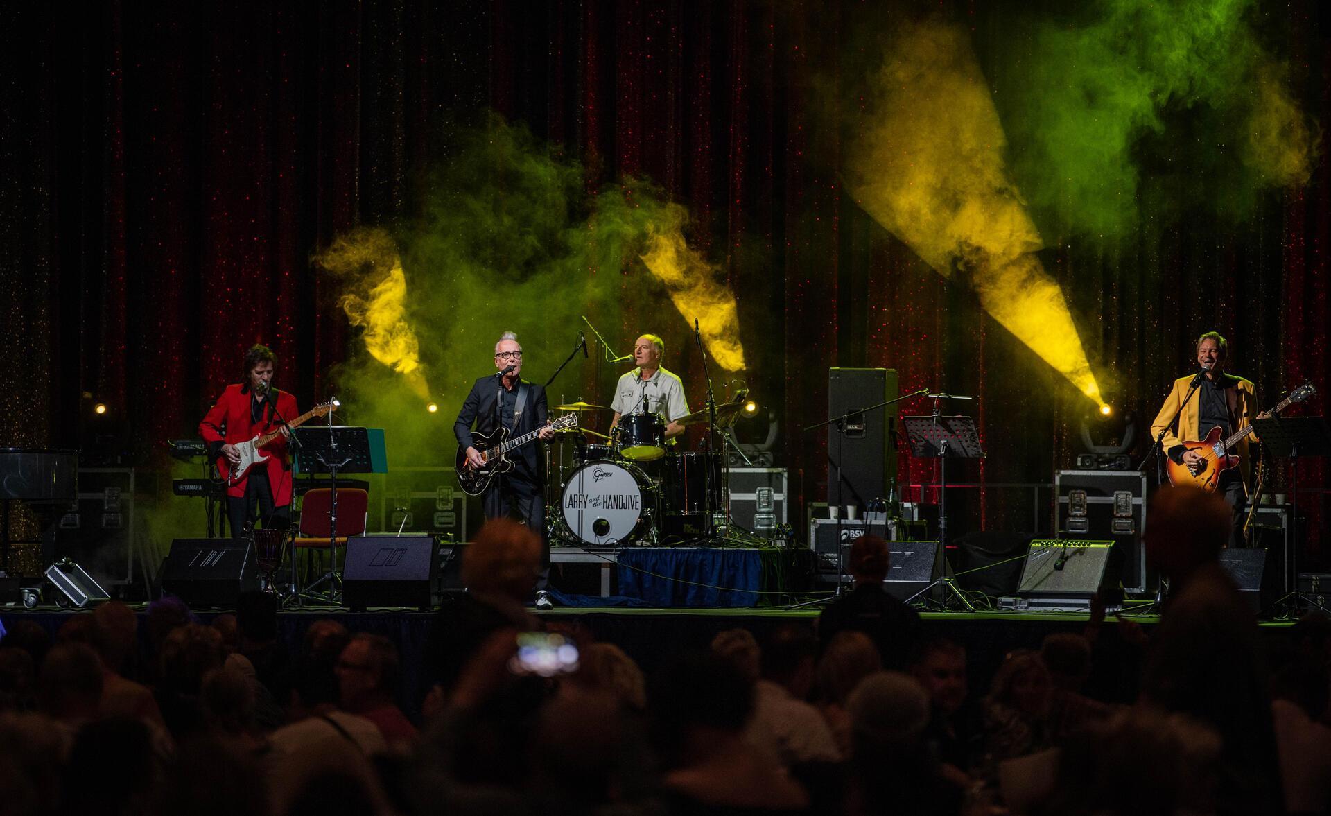 Die Band "Larry and the Handjive" begleitete die Teilnehmer musikalisch durch di...
