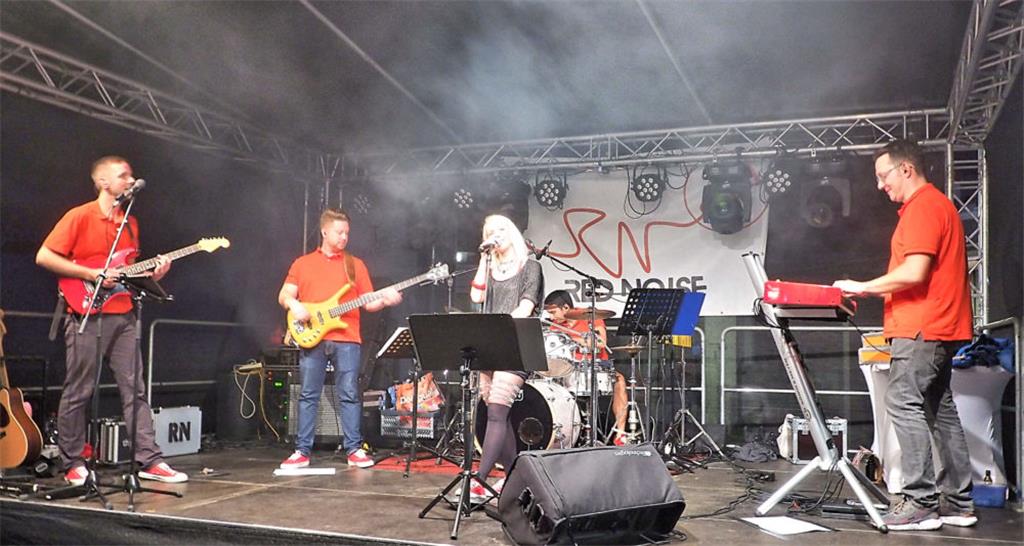 Die Band &quot;Red Noise&quot; aus Bremerhaven kam beim Publikum gut an.   Foto ...
