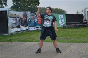 Die Band spielte nur für ihn allein: Am frühen Nachmittag hatte der junge Tänzer die Tanzfläche für sich ganz allein und tobte sich entsprechend aus.