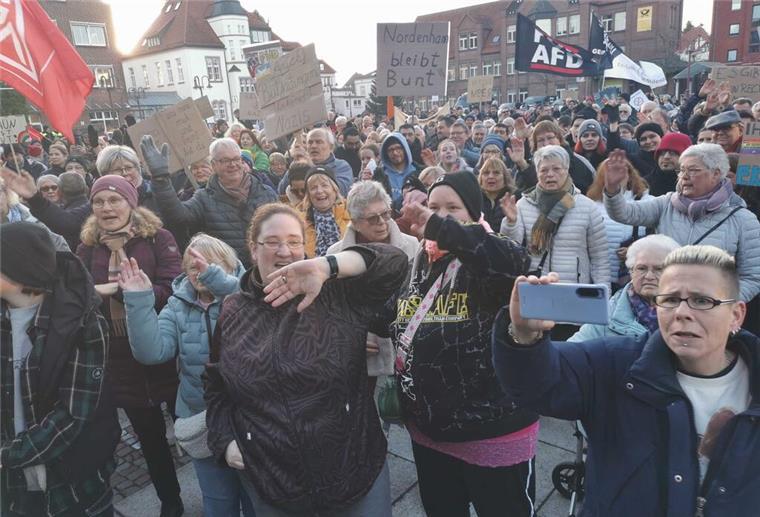 Demos gegen Rechtsextremismus zwischen Jade, Weser und Elbe: Die besten Bilder Die Band Ultraviolett sorgt für Volksfeststimmung unter den Demo-Teilnehmern in Nordenham.
