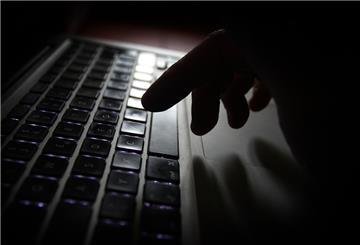 Ein Mann bedient einen Laptop