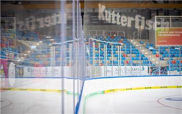 Die Bande in der Eisarena Bremerhaven wurde für die neuen Auflagen der DEL ausgetauscht und optimiert. Doch die Scheiben aus Polycarbonat sorgen bei einigen Zuschauern für schlechten Durchblick. Jetzt soll nachgebessert werden.
