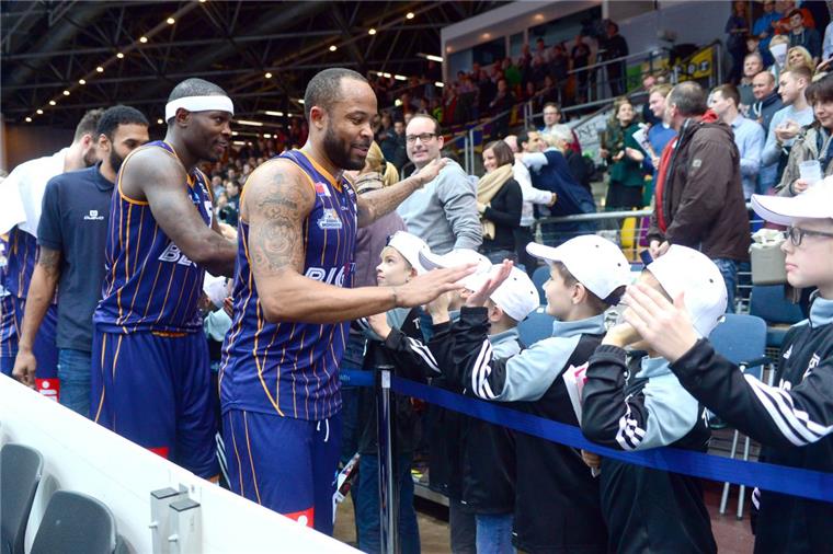 Basketball: Eisbären treffen auf Meister Bamberg Die Basketballer der Eisbären wollen auch nach dem Spiel gegen Meister Bamberg jubeln. Foto Scheer