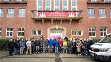 Die Bau-Innung Cloppenburg hat vor dem Rathaus eine Mauer aufgestellt.