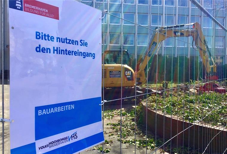 Die Bauarbeiten am neuen Vorplatz der Volkshochschule Bremerhaven haben begonnen.
