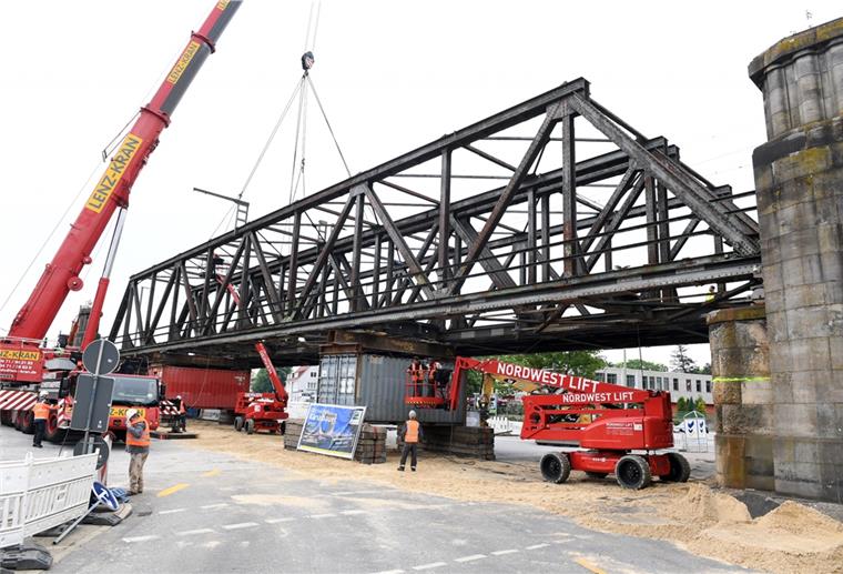 Cherbourger Straße: So geht es mit der Brücke weiter Kran an Brücke, Straße